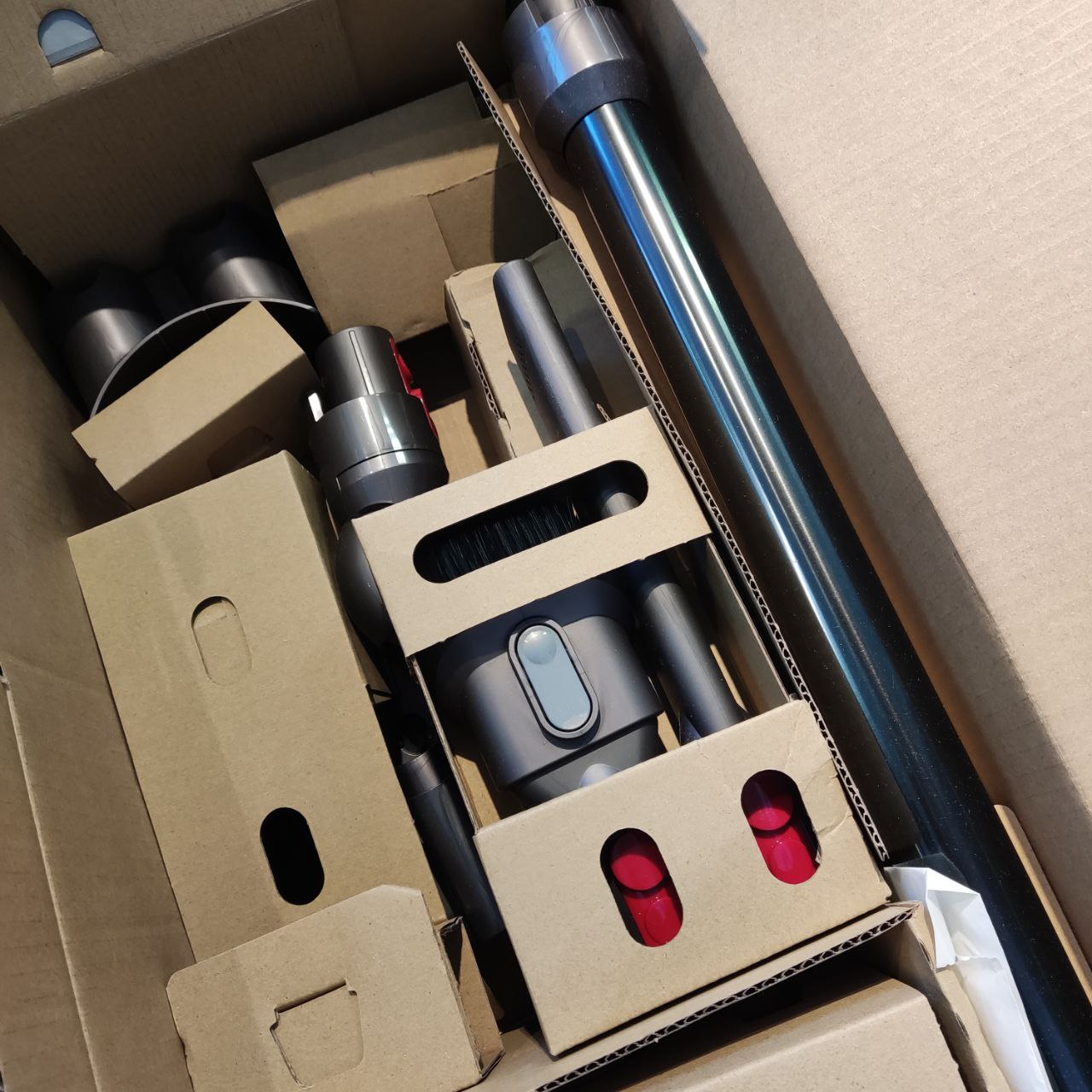 Dyson V8, Silver/Nickel (GB&I/UAE)_element_detail_photo
