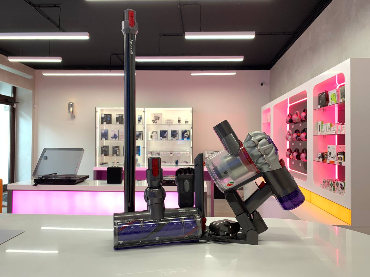 Вертикальный пылесос Dyson V8 SV25, серебристый/никель (GB&I/UAE) Фото 3