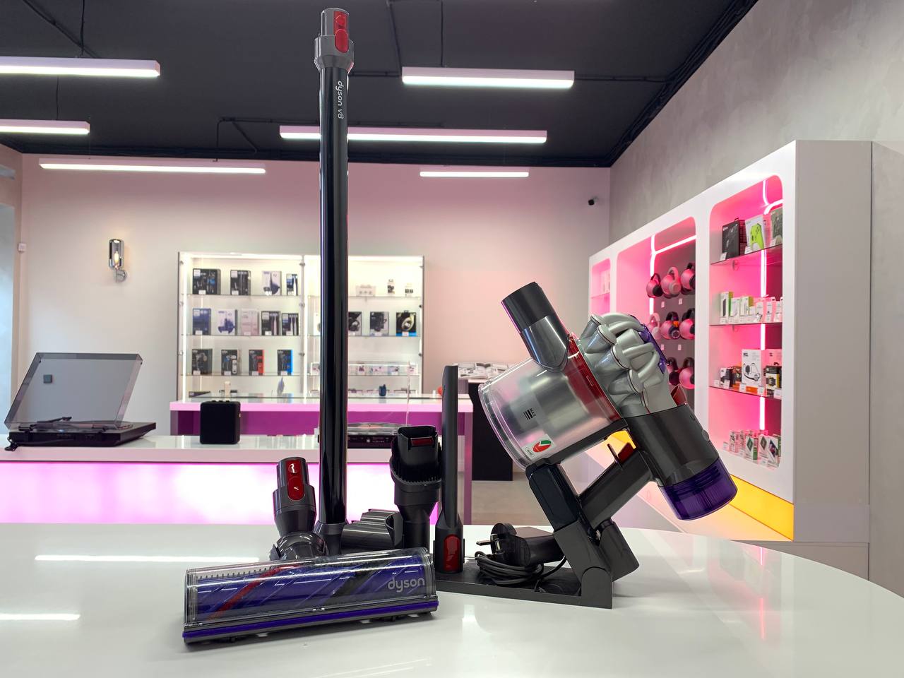 Вертикальный пылесос Dyson V8 SV25, серебристый/никель (GB&I/UAE) Фото 1