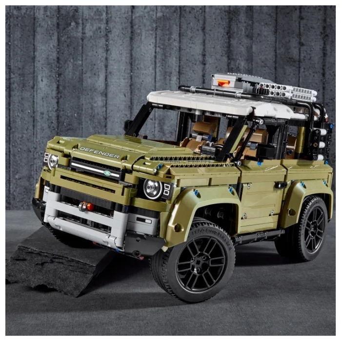 Конструктор LEGO Technic 42110 Land Rover Defender Фото 4